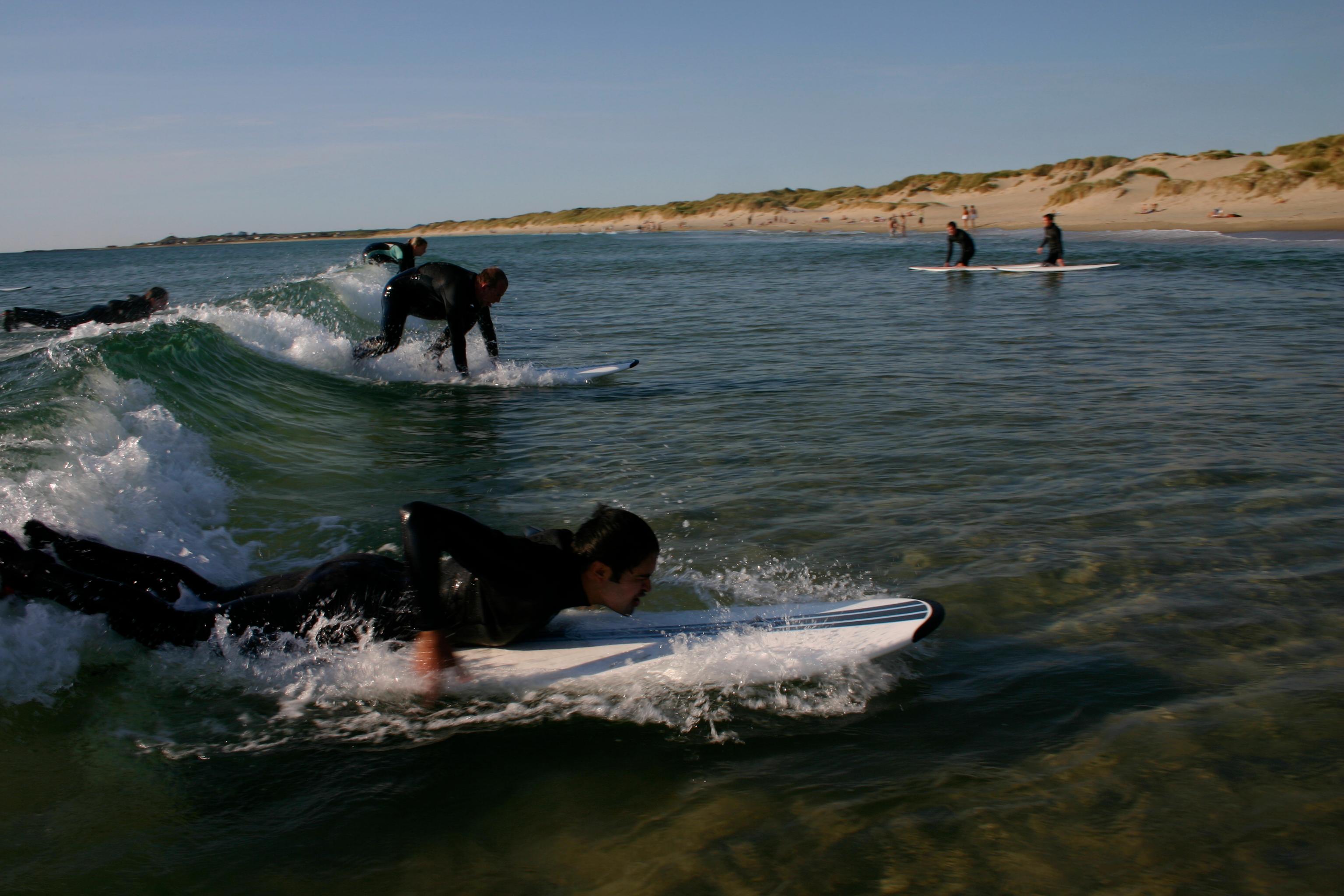 Lei softtops, longboards og shortboards på Jæren. Vi har surfebrett for nybegynnere og erfarne. Klar for bølger? Book ditt brett hos Surfd.no.